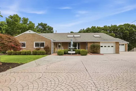 1959 Watch Hill Dr, Ambridge, PA 15003