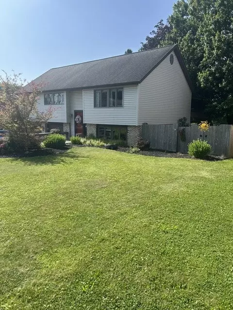 104 Woodbury Dr, Butler, PA 16001