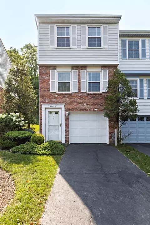 35 Shadow Dr, Pittsburgh, PA 15227