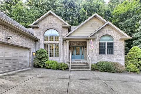 41 Brookdale Dr, Greensburg, PA 15601