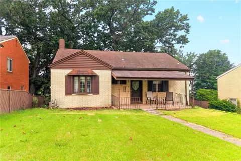 3 Solar Dr, Ambridge, PA 15003