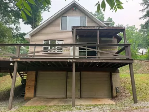 105 Stoughton Bch, Slippery Rock, PA 16057