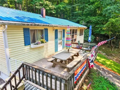 Exterior - 627 E Lakeview Rd, Confluence, PA 15424 photo 4 of 16