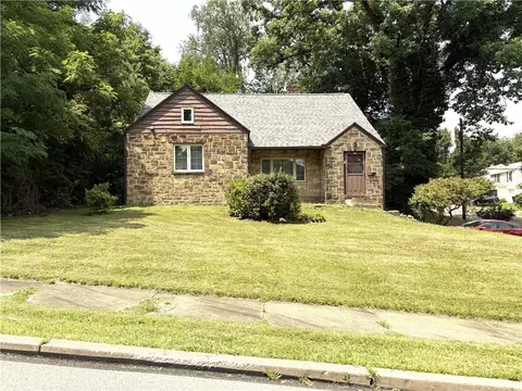 525 Riverview Dr, New Kensington, PA 15068