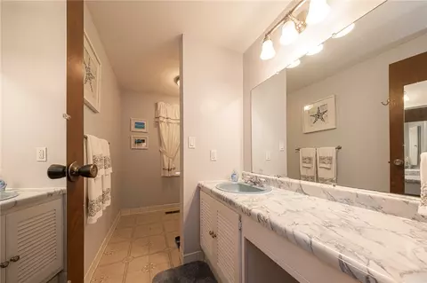 Bath - 122 Painter St, Trafford, PA 15085 photo 2 of 5