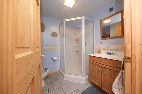 Bath - 122 Painter St, Trafford, PA 15085 photo 4 of 5