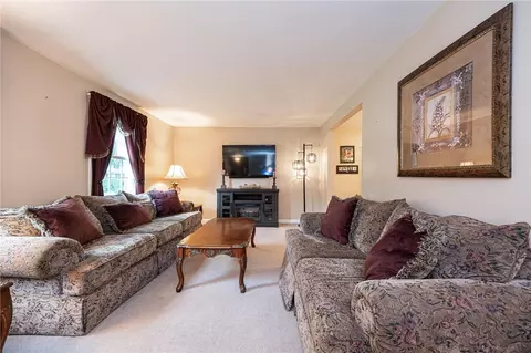 Living - 122 Painter St, Trafford, PA 15085 photo 2 of 3