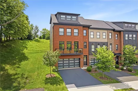 210 Kousa Ln, Venetia, PA 15367