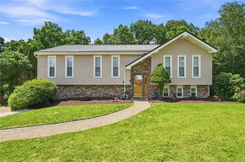 1737 Grove Crest Dr, Pittsburgh, PA 15239