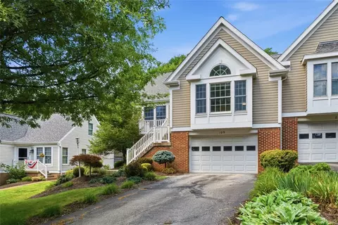 109 Horseshoe Cir E, Canonsburg, PA 15317