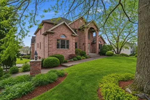 1000 Fawn Valley Dr, Canonsburg, PA 15317