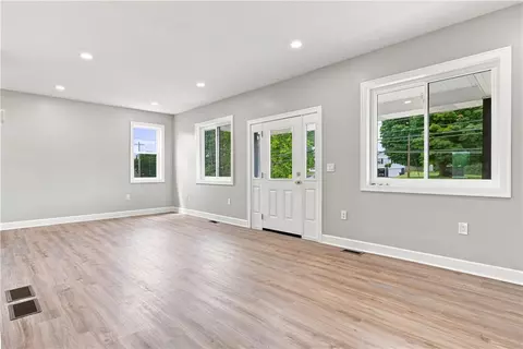 Living - 1076 Chapel Rd, Monaca, PA 15061 photo 5 of 8