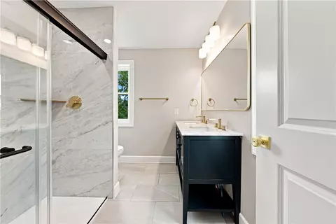 Bath - 1076 Chapel Rd, Monaca, PA 15061 photo 4 of 6