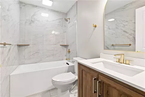 Bath - 1076 Chapel Rd, Monaca, PA 15061 photo 6 of 6