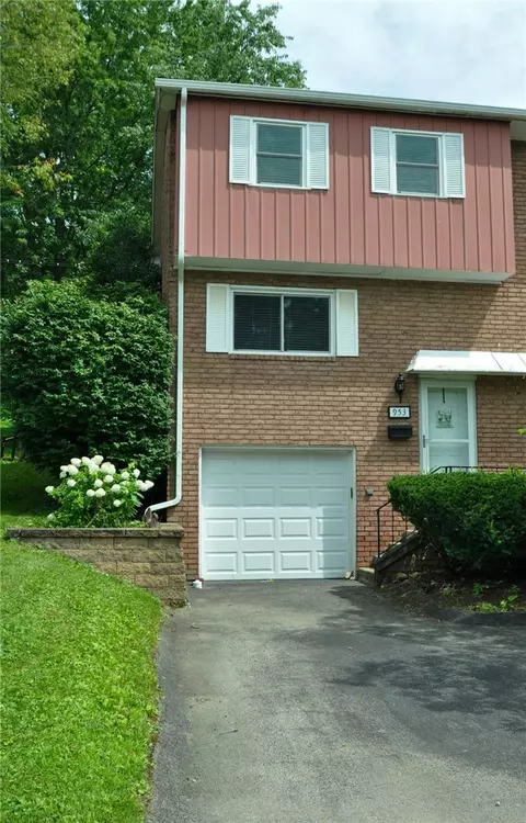 953 Academy Heights Dr, Greensburg, PA 15601