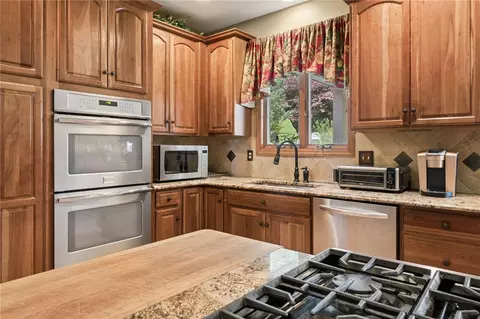 Kitchen - 6 Crystol Ct, Irwin, PA 15642 photo 1 of 5
