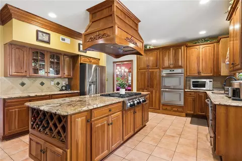 Kitchen - 6 Crystol Ct, Irwin, PA 15642 photo 2 of 5