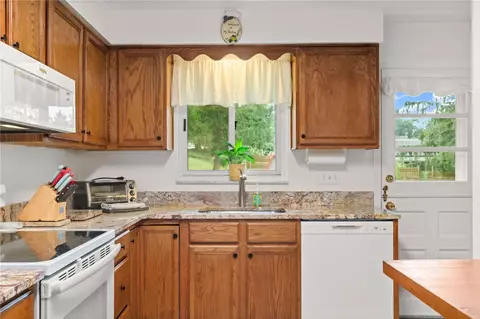 Kitchen - 449 Emerald Dr, Pittsburgh, PA 15237 photo 3 of 3
