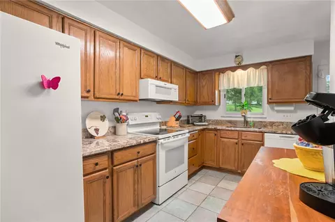 Kitchen - 449 Emerald Dr, Pittsburgh, PA 15237 photo 2 of 3