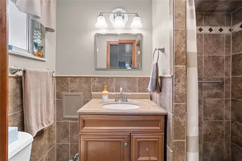 Bath - 449 Emerald Dr, Pittsburgh, PA 15237 photo 2 of 2