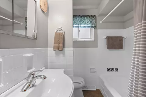 Bath - 449 Emerald Dr, Pittsburgh, PA 15237 photo 1 of 2
