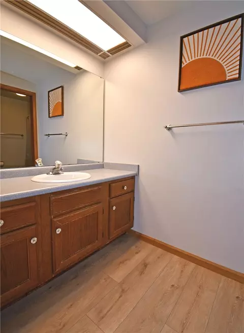 Bath - 986 Segar Rd, Pittsburgh, PA 15243 photo 2 of 4