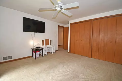 Bedroom - 986 Segar Rd, Pittsburgh, PA 15243 photo 6 of 10