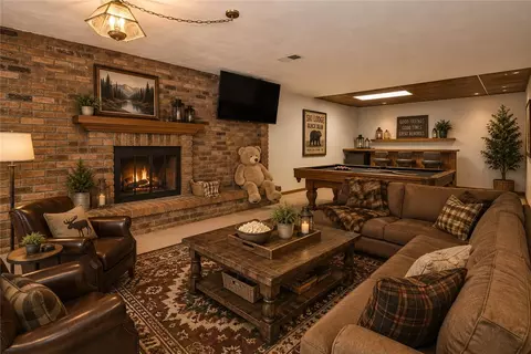 Living - 986 Segar Rd, Pittsburgh, PA 15243 photo 7 of 10