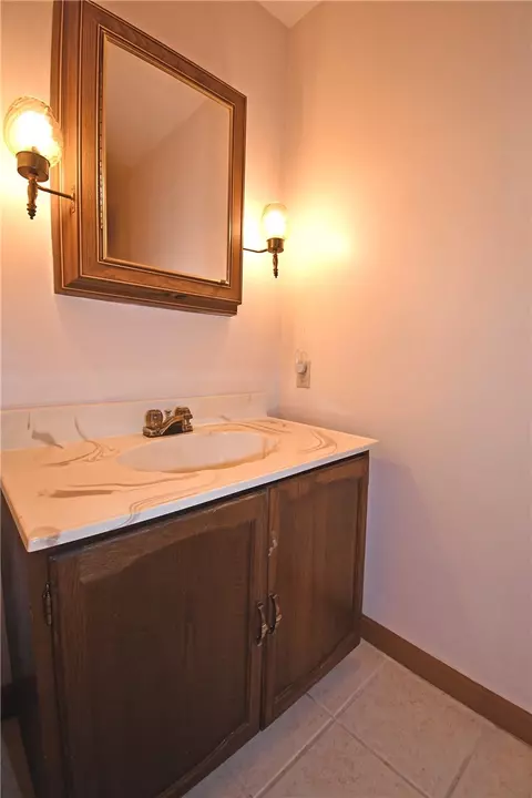 Bath - 986 Segar Rd, Pittsburgh, PA 15243 photo 4 of 4