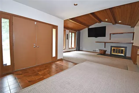 Living - 986 Segar Rd, Pittsburgh, PA 15243 photo 1 of 10