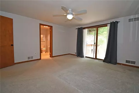 Bedroom - 986 Segar Rd, Pittsburgh, PA 15243 photo 3 of 10