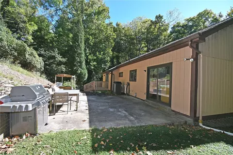 Exterior - 986 Segar Rd, Pittsburgh, PA 15243 photo 8 of 10