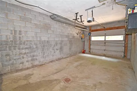 Exterior - 986 Segar Rd, Pittsburgh, PA 15243 photo 3 of 10