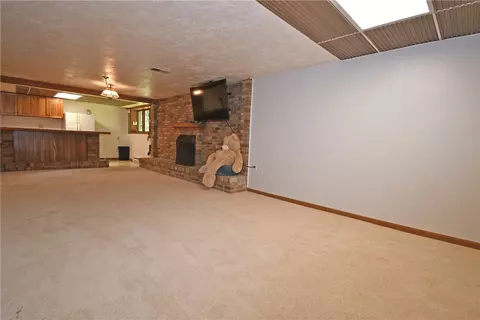 Living - 986 Segar Rd, Pittsburgh, PA 15243 photo 9 of 10