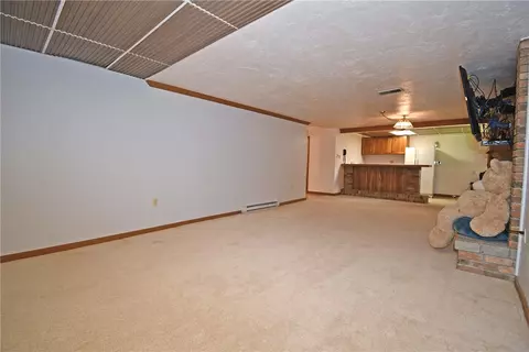 Living - 986 Segar Rd, Pittsburgh, PA 15243 photo 10 of 10