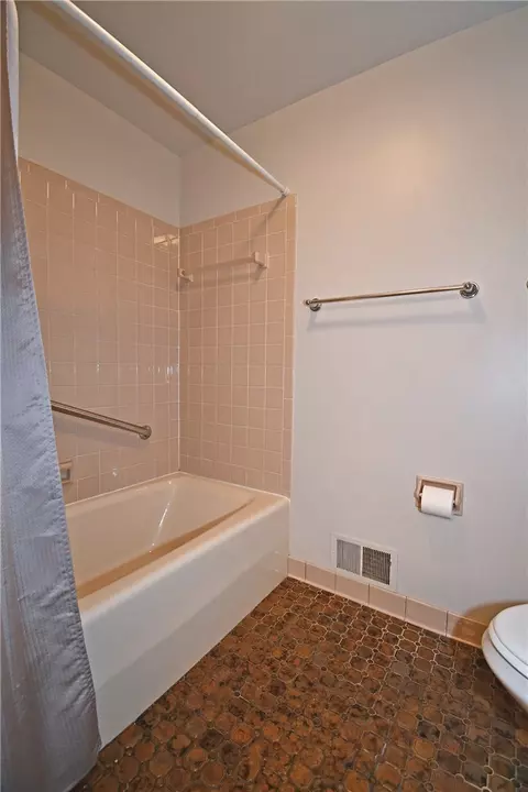 Bath - 986 Segar Rd, Pittsburgh, PA 15243 photo 3 of 4