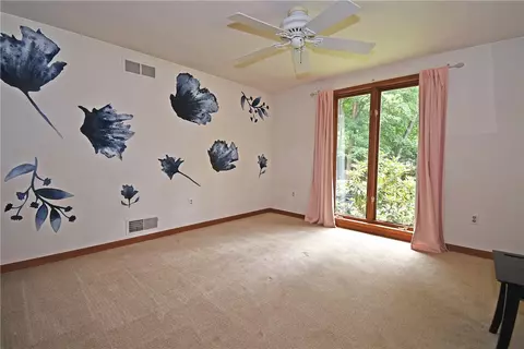 Bedroom - 986 Segar Rd, Pittsburgh, PA 15243 photo 5 of 10