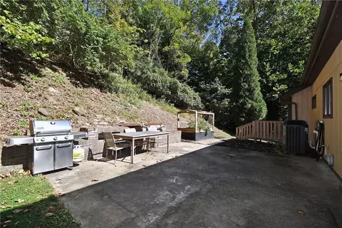 Exterior - 986 Segar Rd, Pittsburgh, PA 15243 photo 6 of 10
