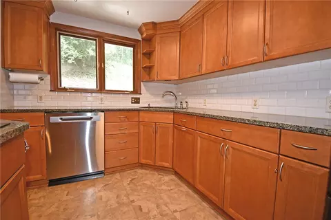 Kitchen - 986 Segar Rd, Pittsburgh, PA 15243 photo 4 of 6