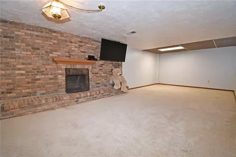 Living - 986 Segar Rd, Pittsburgh, PA 15243 photo 8 of 10