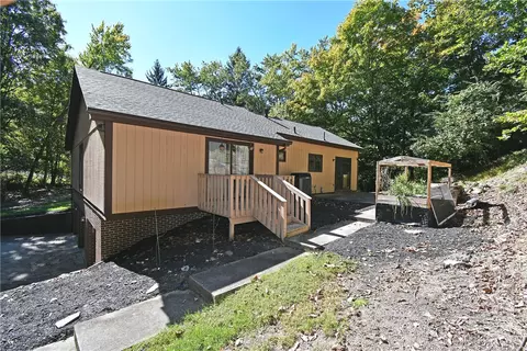 Exterior - 986 Segar Rd, Pittsburgh, PA 15243 photo 9 of 10
