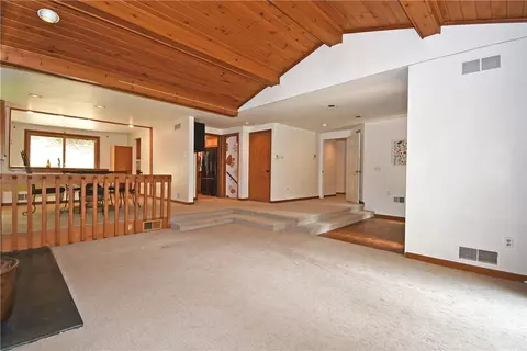 Living - 986 Segar Rd, Pittsburgh, PA 15243 photo 6 of 10