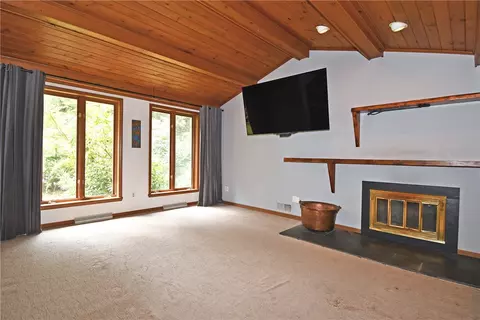 Living - 986 Segar Rd, Pittsburgh, PA 15243 photo 4 of 10
