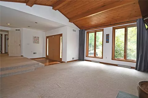 Living - 986 Segar Rd, Pittsburgh, PA 15243 photo 5 of 10
