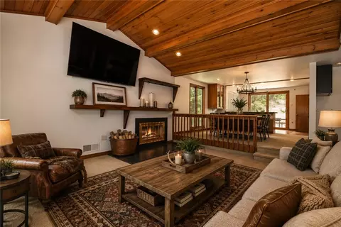 Living - 986 Segar Rd, Pittsburgh, PA 15243 photo 2 of 10