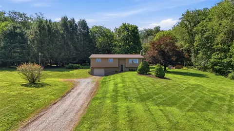 62 Chippewa Rd, Bentleyville, PA 15314