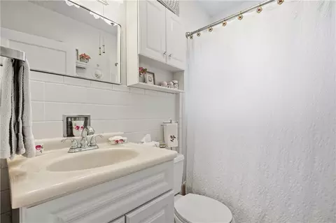 Bath - 725 Pine Ave, Mars, PA 16046 photo 1 of 1