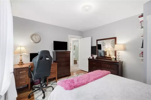 Bedroom - 725 Pine Ave, Mars, PA 16046 photo 5 of 5