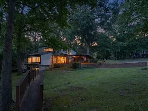 239 Frazier Lake Dr, New Castle, PA 16105