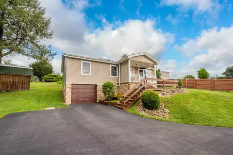 54 Chestnut St, Coal Center, PA 15423